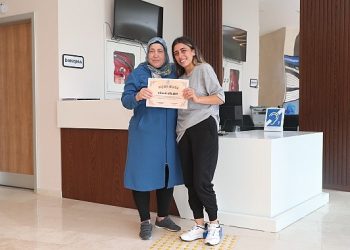 55 yaşındaki kadın, sporla bastonunu attı