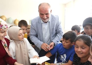 Başkan Sandıkçı’dan Miniklere Hediye