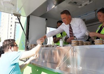 Beylikdüzü’nde 18 bin kişiye aşure ikram edildi