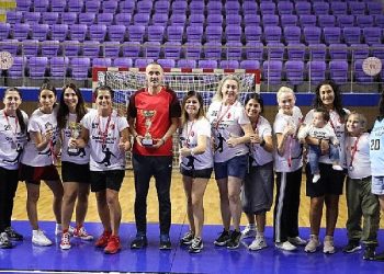 Aliağa Veteran Kadın Hentbol Takımlarından Çifte Kupa