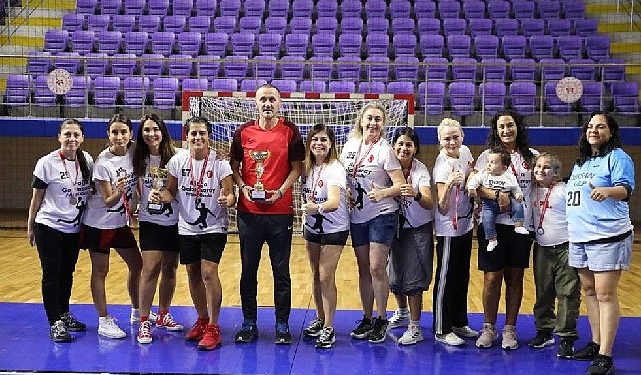 Aliağa Veteran Kadın Hentbol Takımlarından Çifte Kupa